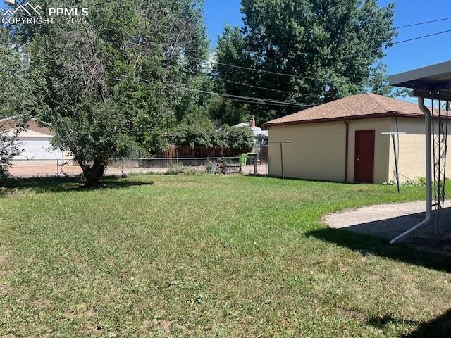 Image 16 of 18: Yard