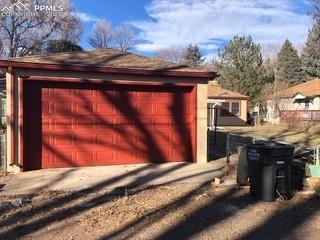 Image 18 of 18: Garage