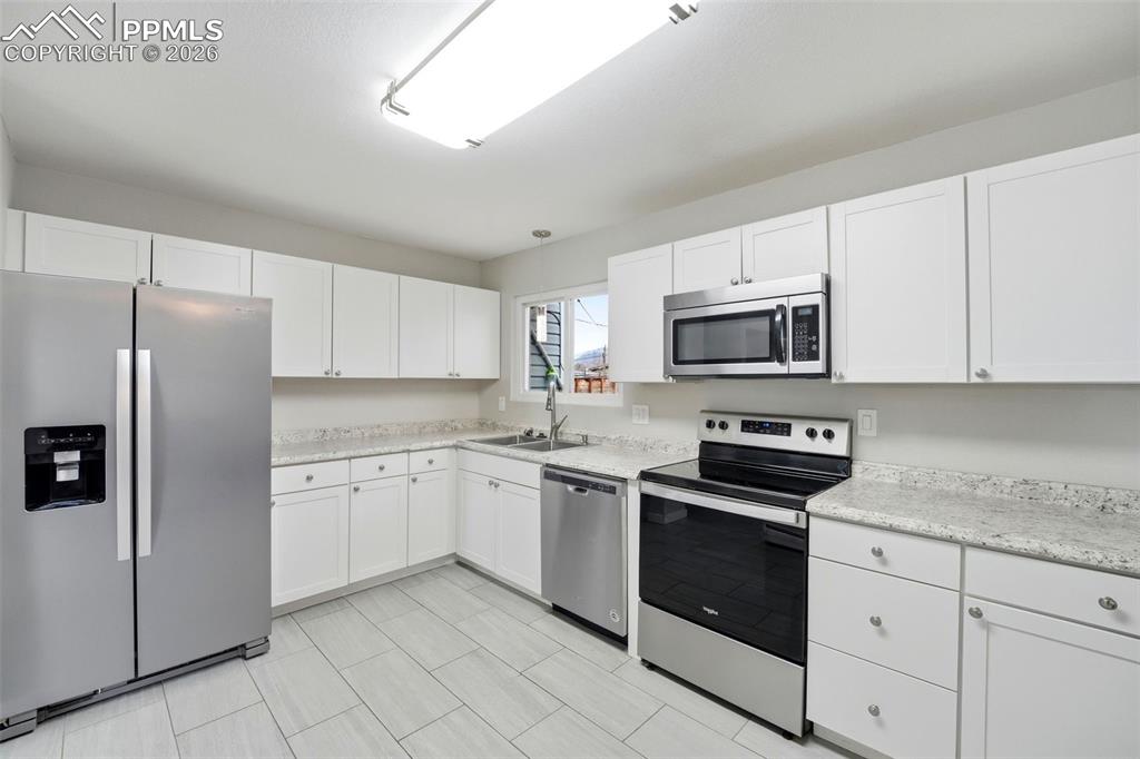 Image 10 of 50: Kitchen