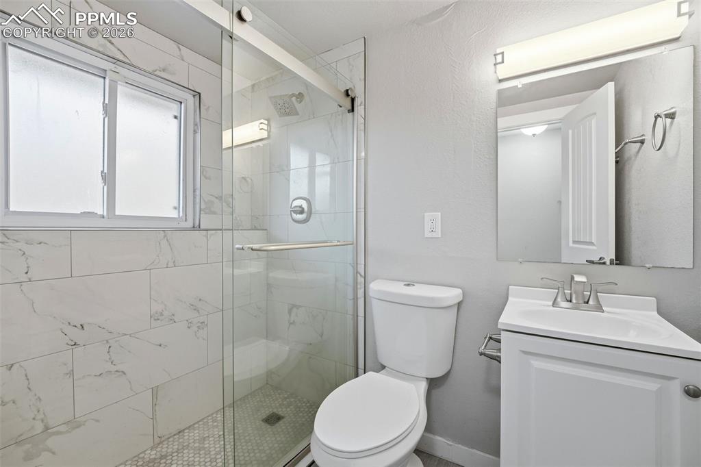 Image 21 of 50: Bathroom