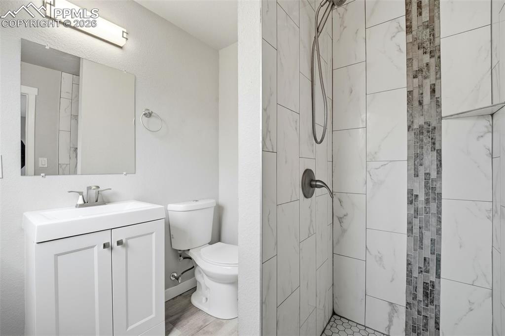 Image 30 of 50: Bathroom