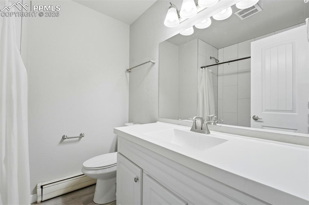 Image 34 of 50: Bathroom