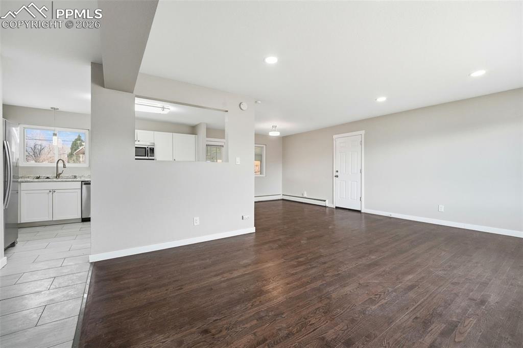 Image 4 of 50: Living Room