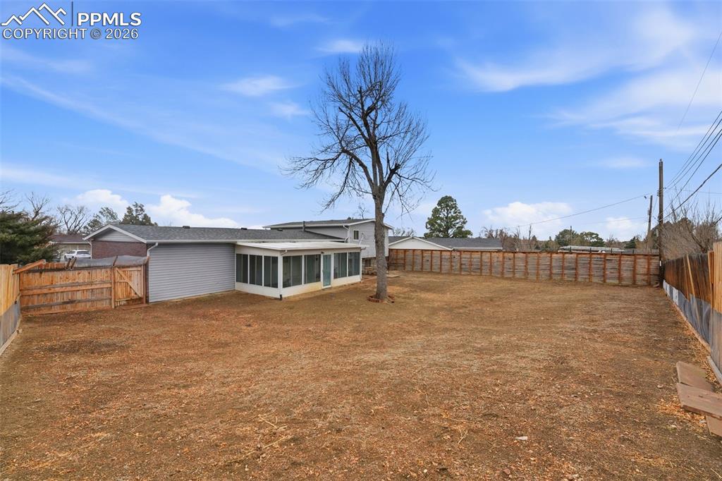 Image 44 of 50: Yard