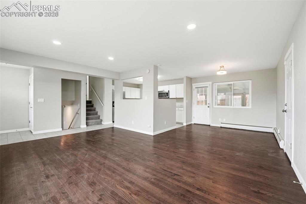 Image 5 of 50: Living Room