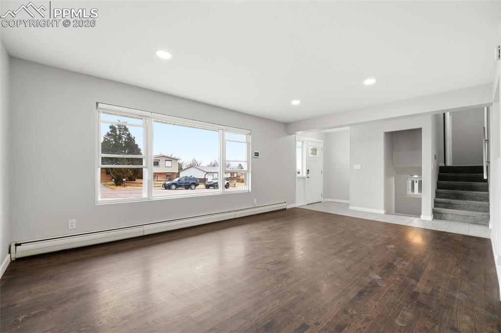 Image 6 of 50: Living Room