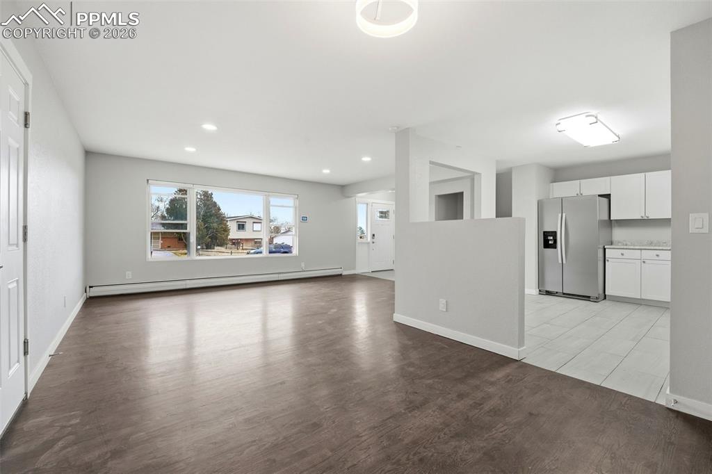 Image 8 of 50: Living Room