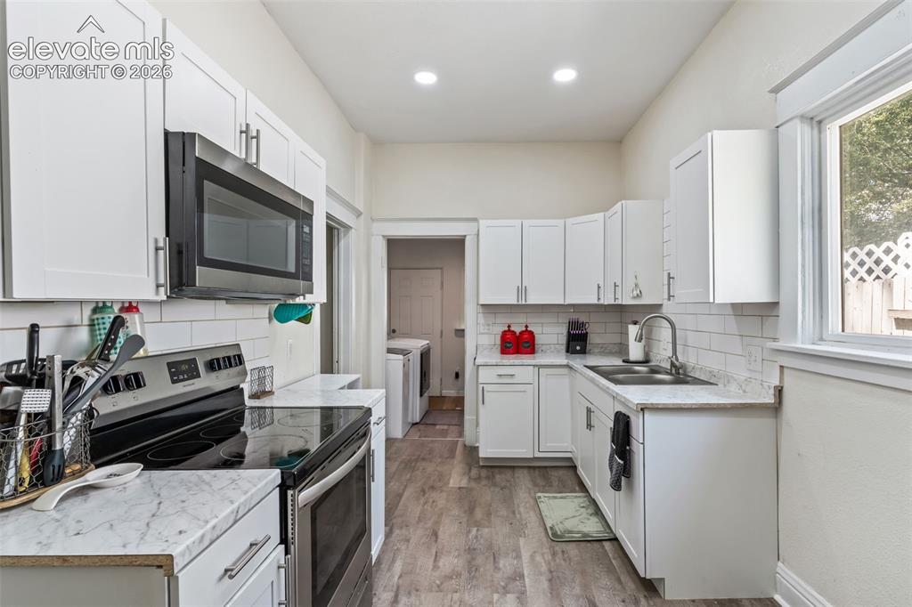 Image 12 of 30: Kitchen