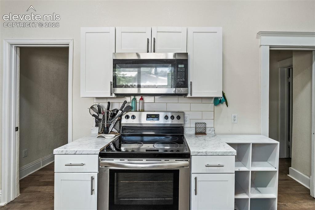 Image 13 of 30: Kitchen