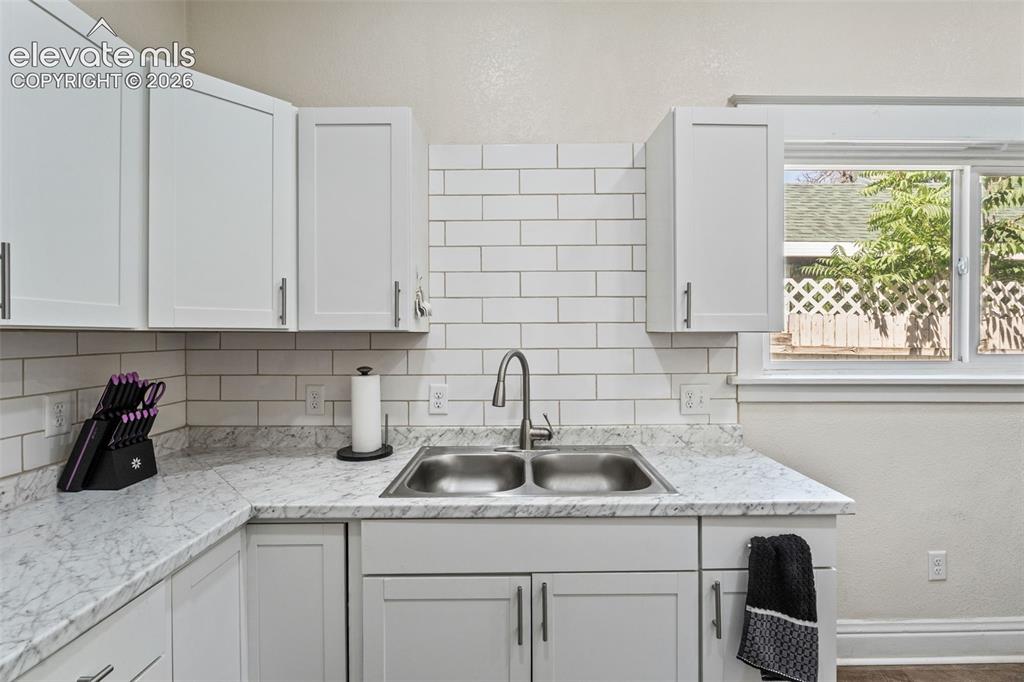 Image 14 of 30: Kitchen