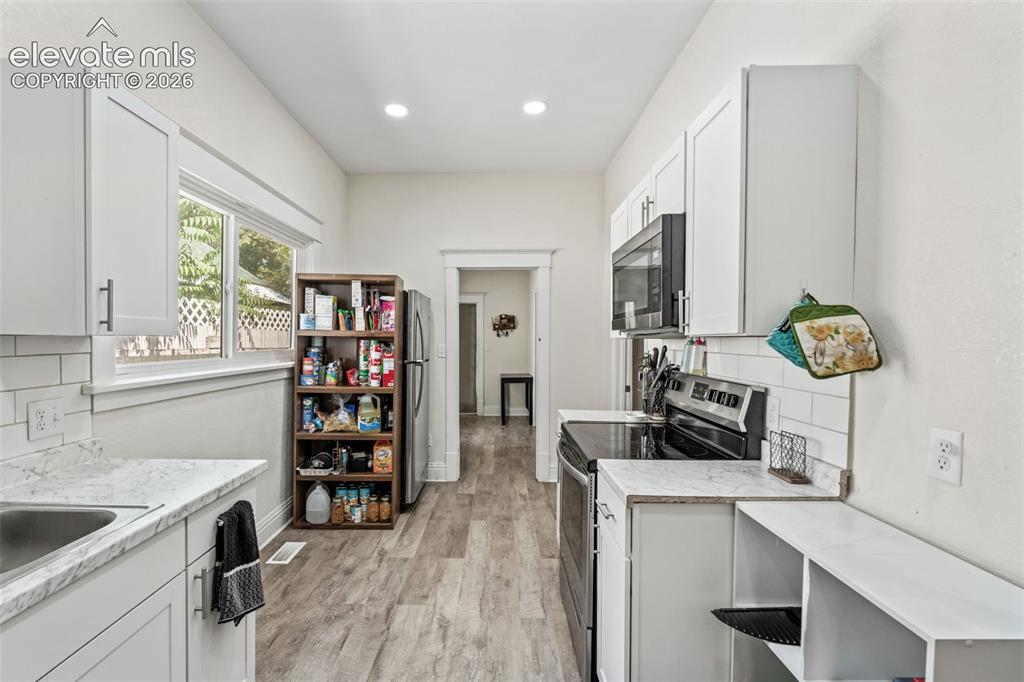 Image 15 of 30: Kitchen