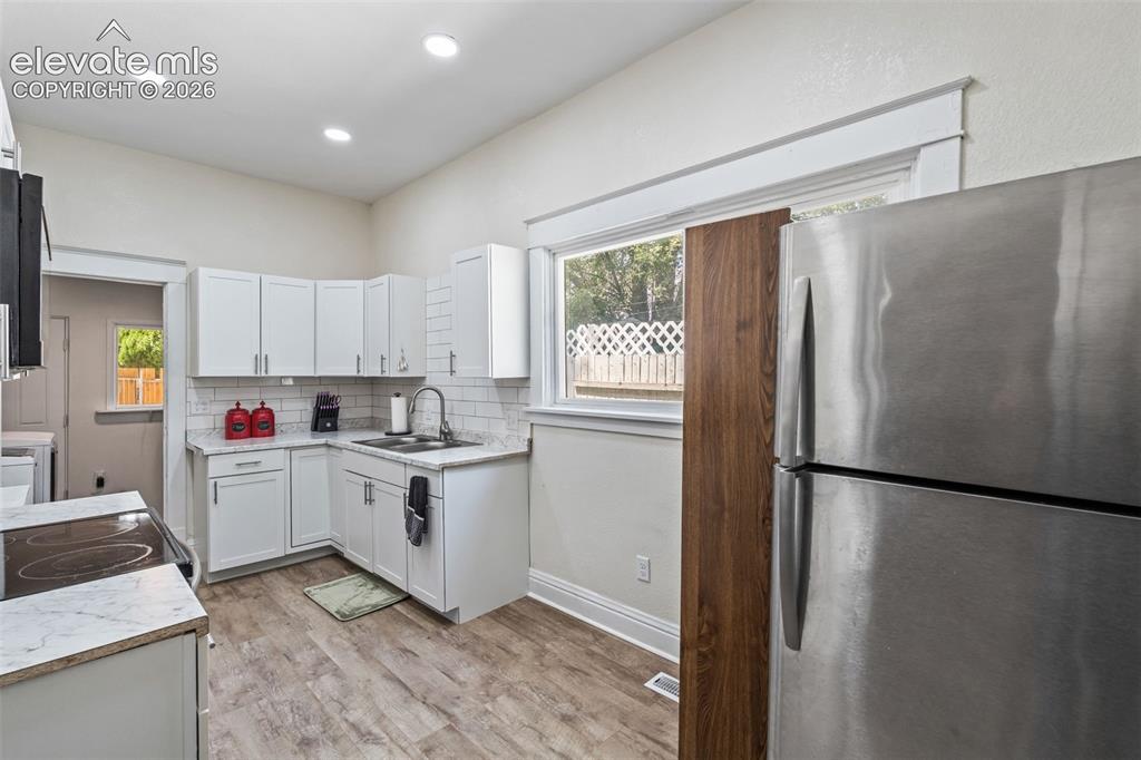 Image 16 of 30: Kitchen