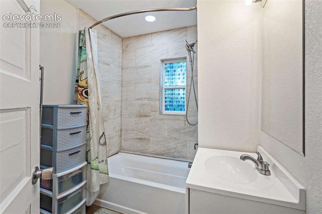 Image 19 of 30: Bathroom