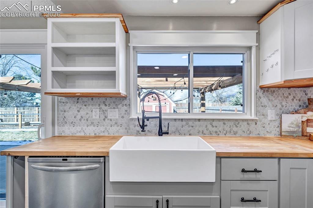 Image 10 of 26: Kitchen