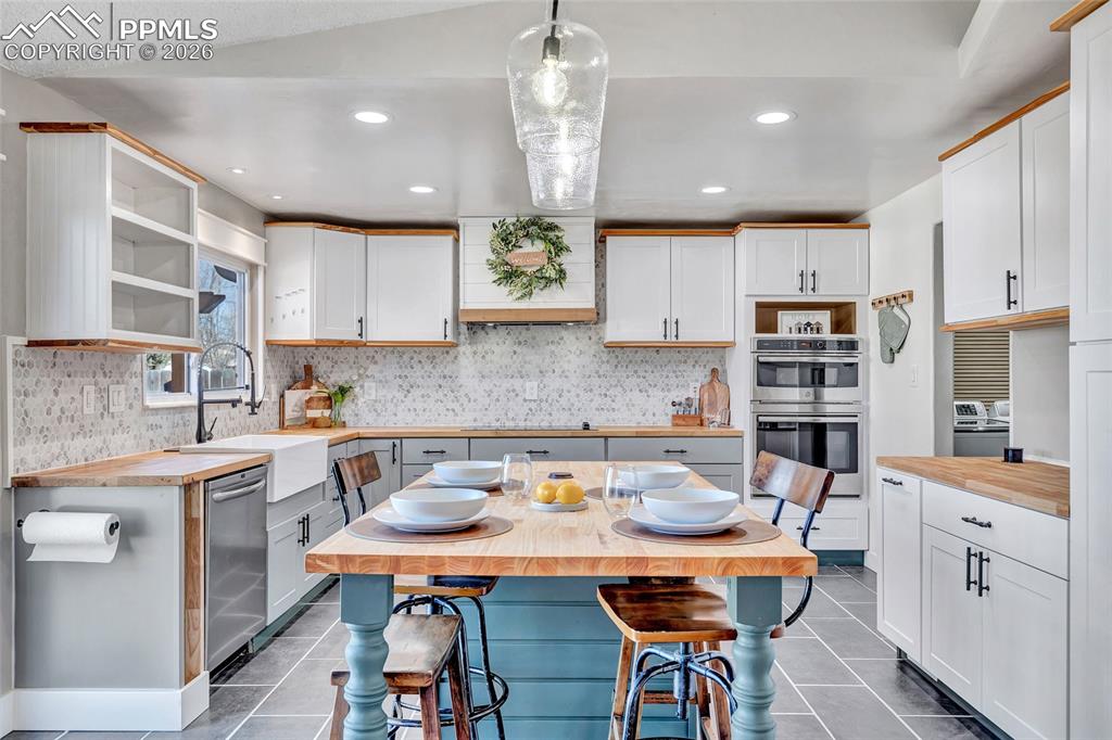 Image 11 of 26: Kitchen