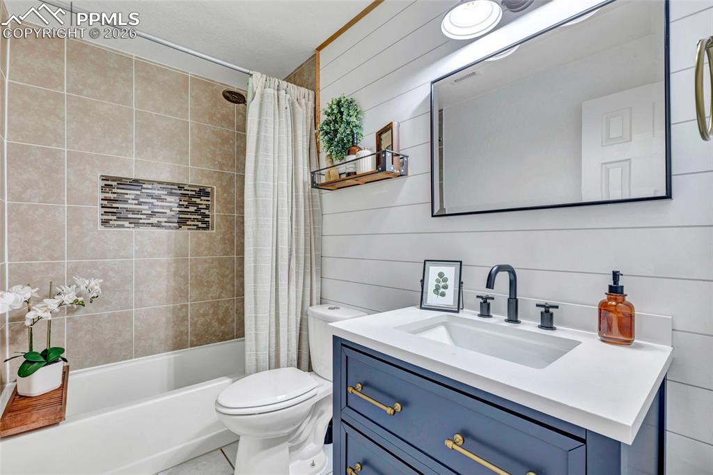 Image 19 of 26: Bathroom