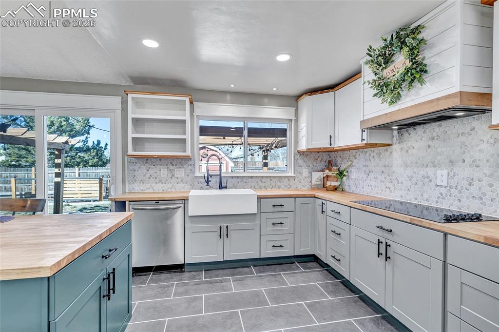 Image 9 of 26: Kitchen