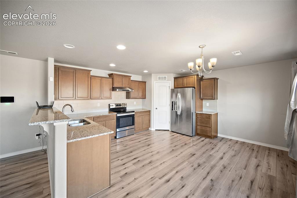 Image 13 of 41: Kitchen
