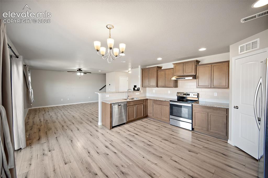 Image 14 of 41: Kitchen