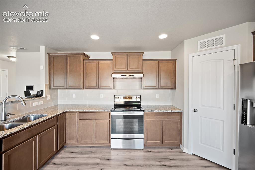 Image 15 of 41: Kitchen