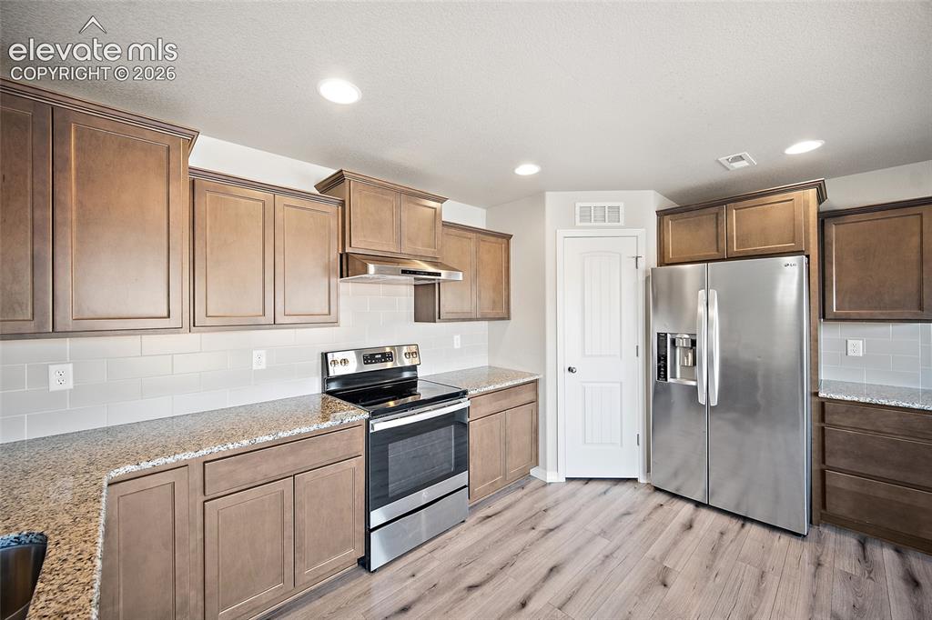 Image 17 of 41: Kitchen