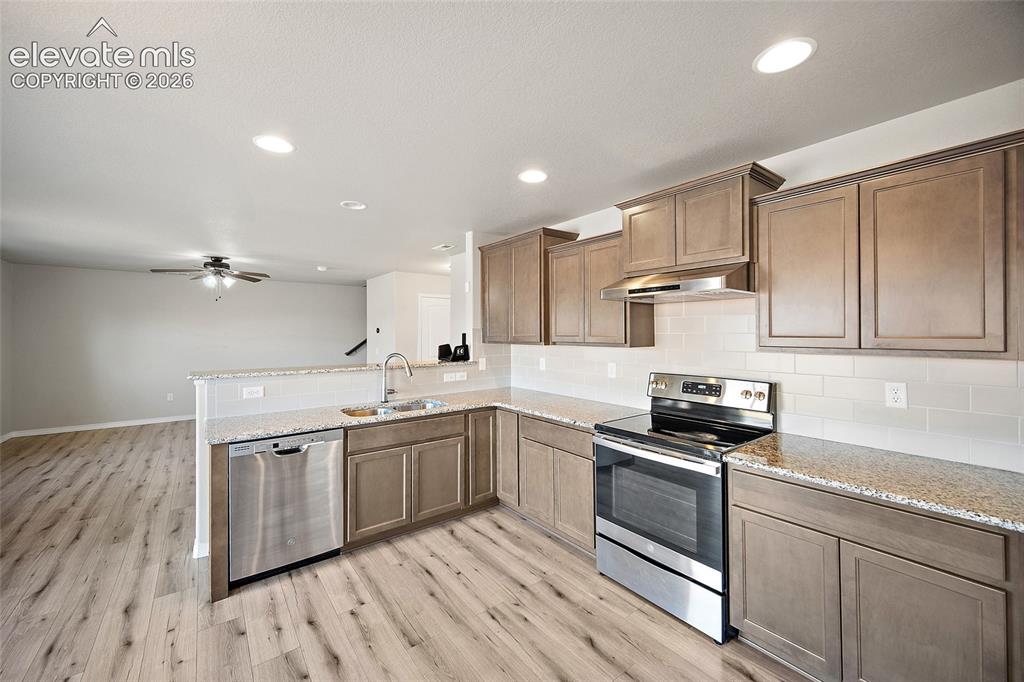 Image 18 of 41: Kitchen