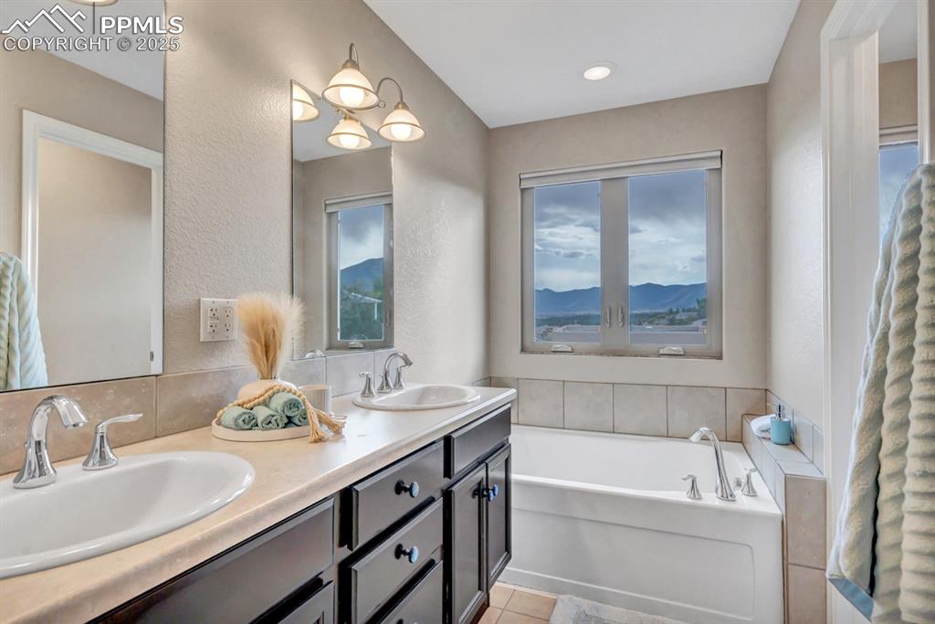 Image 19 of 41: 5-Piece Bath!