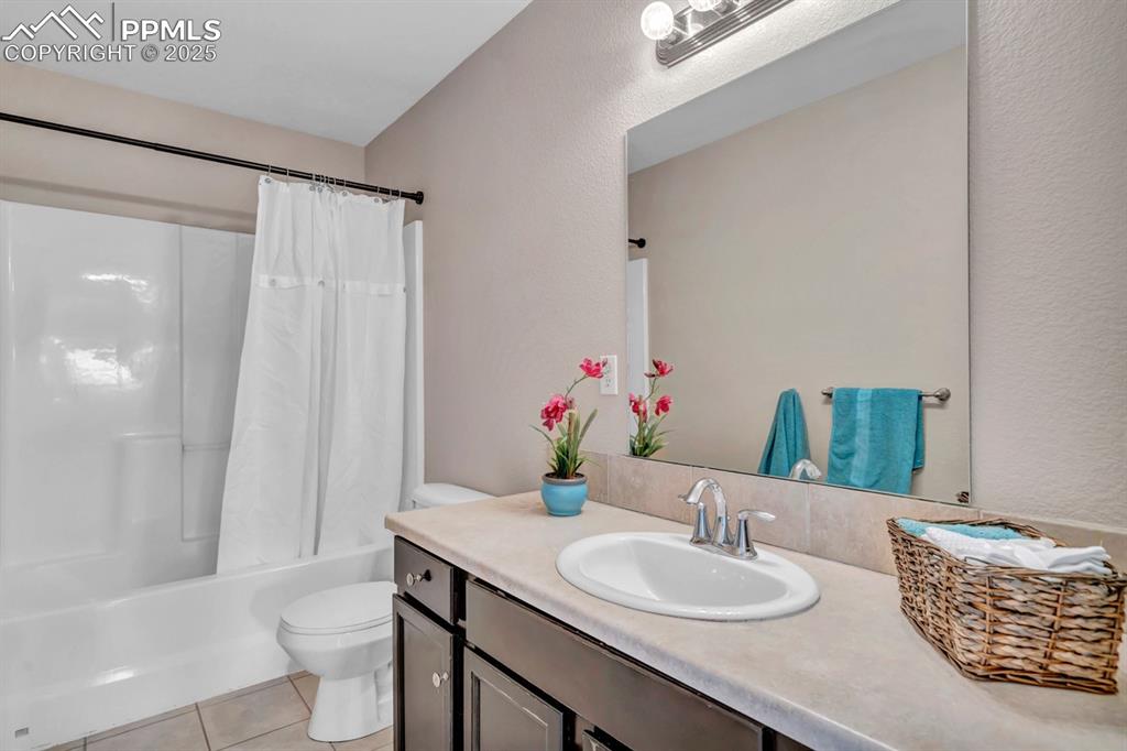 Image 23 of 41: Upper Full Bath