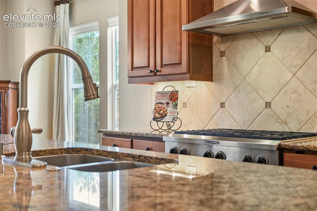 Image 12 of 50: Kitchen