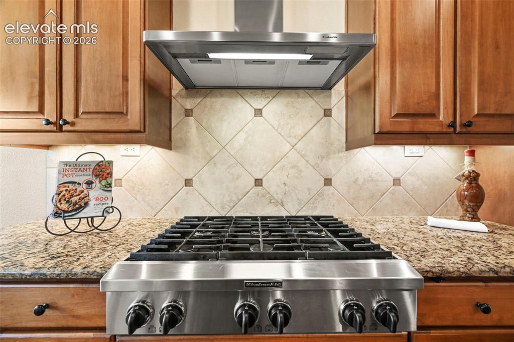 Image 14 of 50: Kitchen
