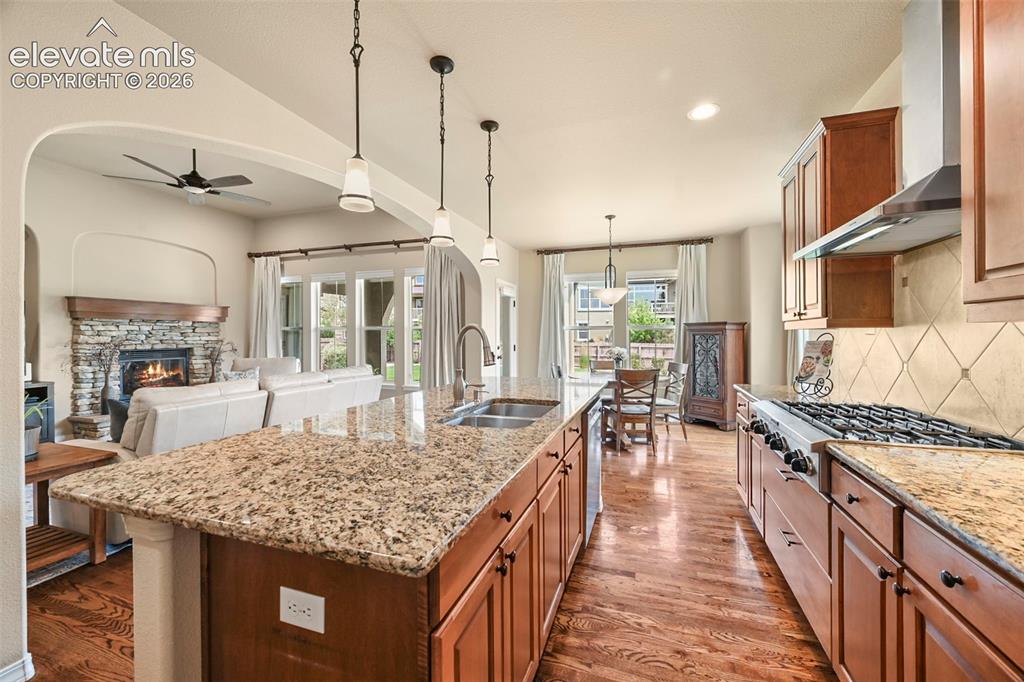 Image 15 of 50: Kitchen