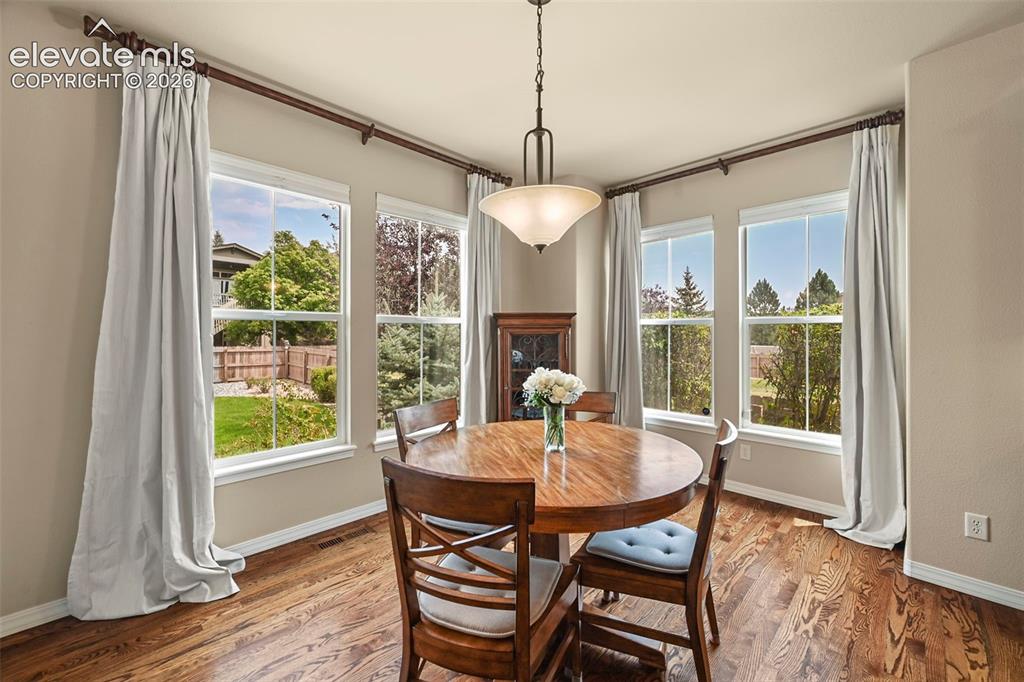 Image 16 of 50: Dining Area