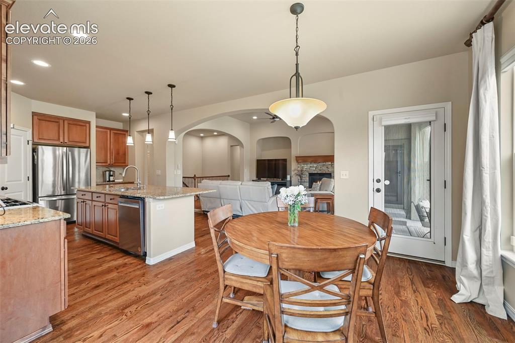 Image 18 of 50: Dining Area