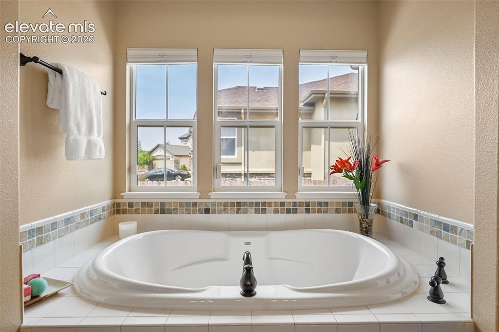 Image 25 of 50: Primary bath soaking tub