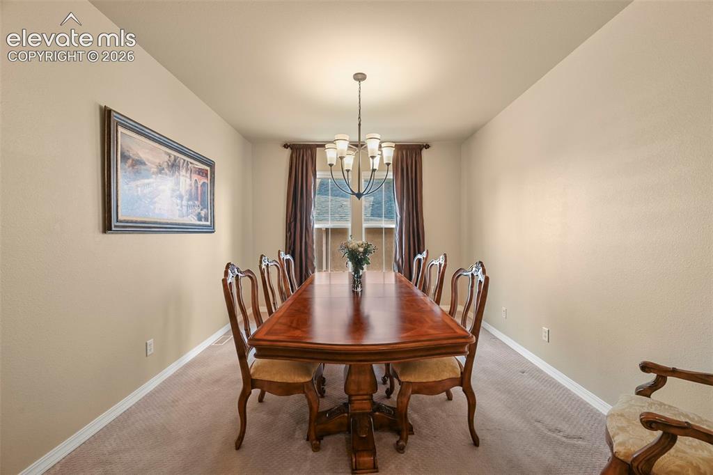 Image 5 of 50: Dining Area