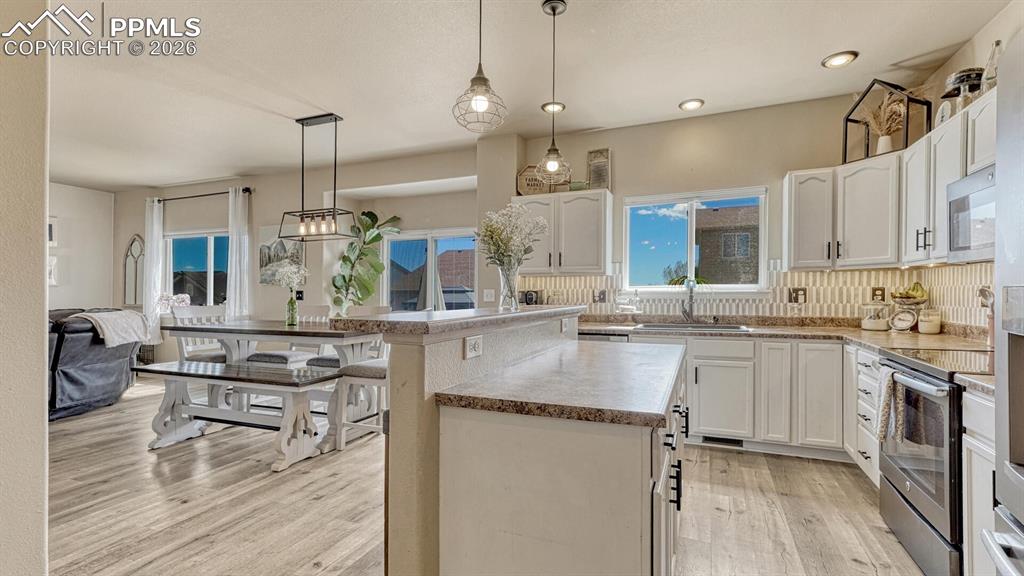 Image 10 of 40: Kitchen