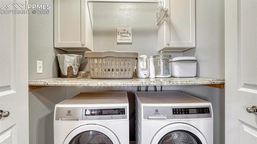 Image 27 of 40: Living Room