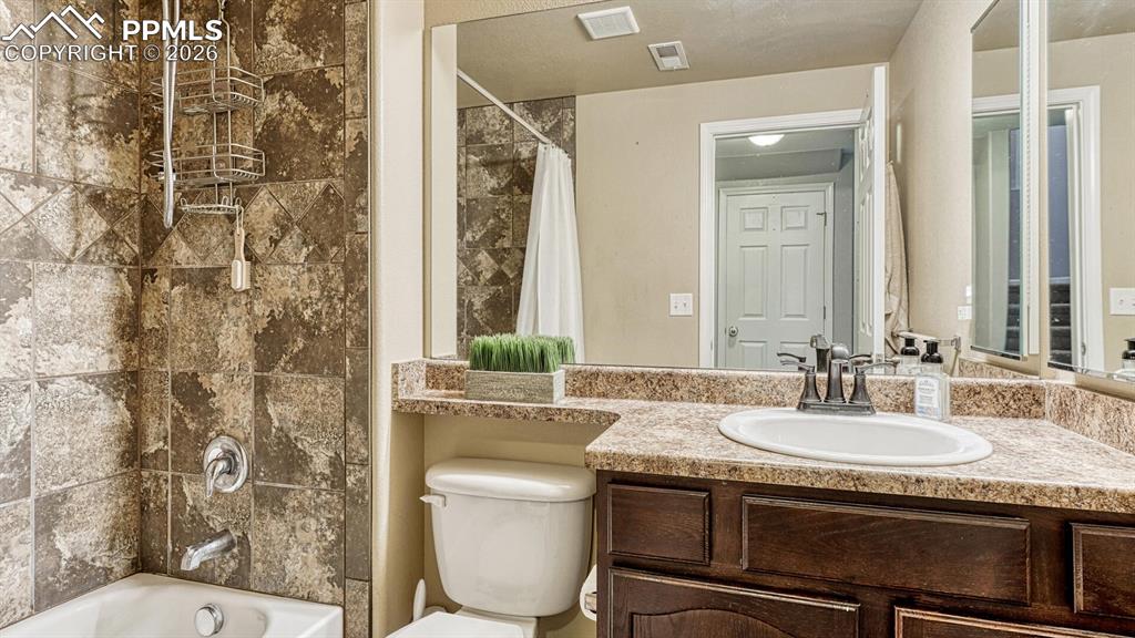 Image 32 of 40: Bathroom