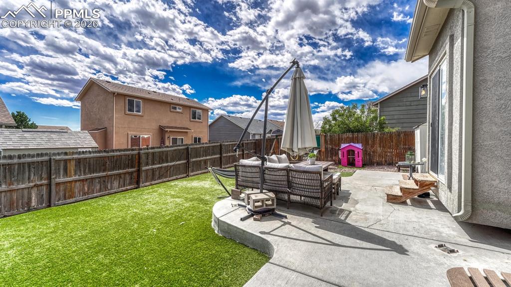 Image 36 of 40: Yard