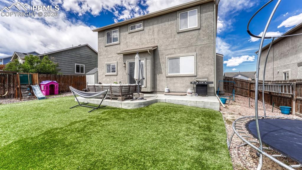 Image 37 of 40: Yard