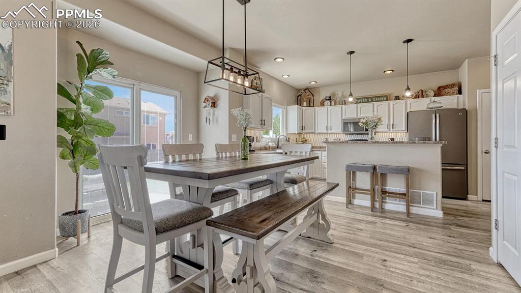 Image 6 of 40: Dining Area