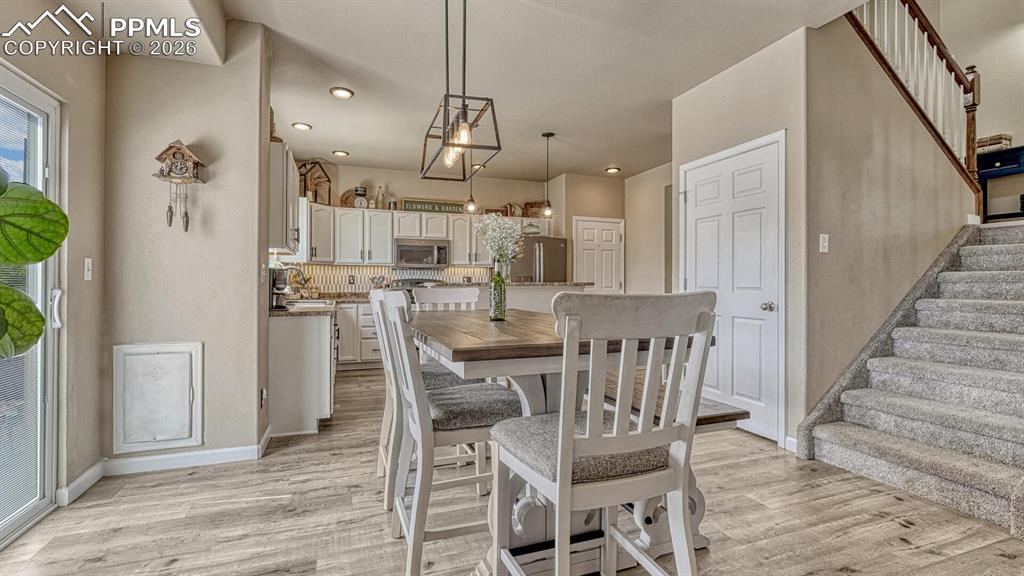 Image 7 of 40: Dining Area