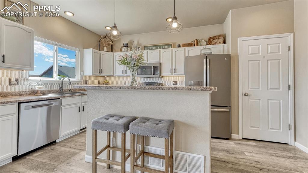 Image 9 of 40: Kitchen