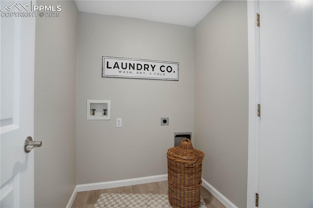 Image 11 of 31: Laundry space