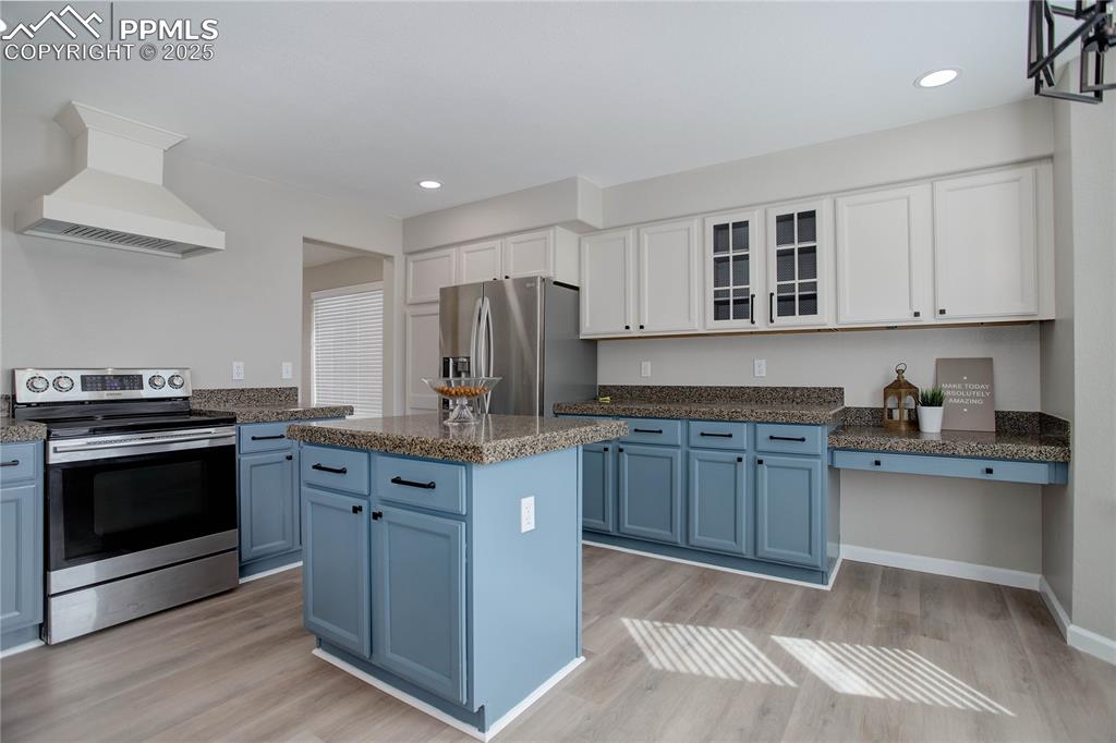Image 6 of 31: Stone counters & SS appliances