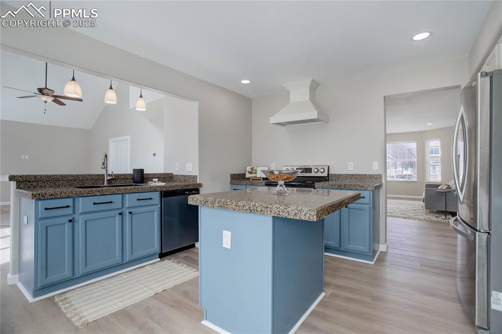 Image 7 of 31: Breakfast bar seating