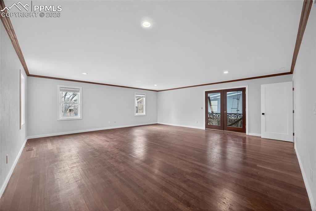 Image 10 of 50: Living Room