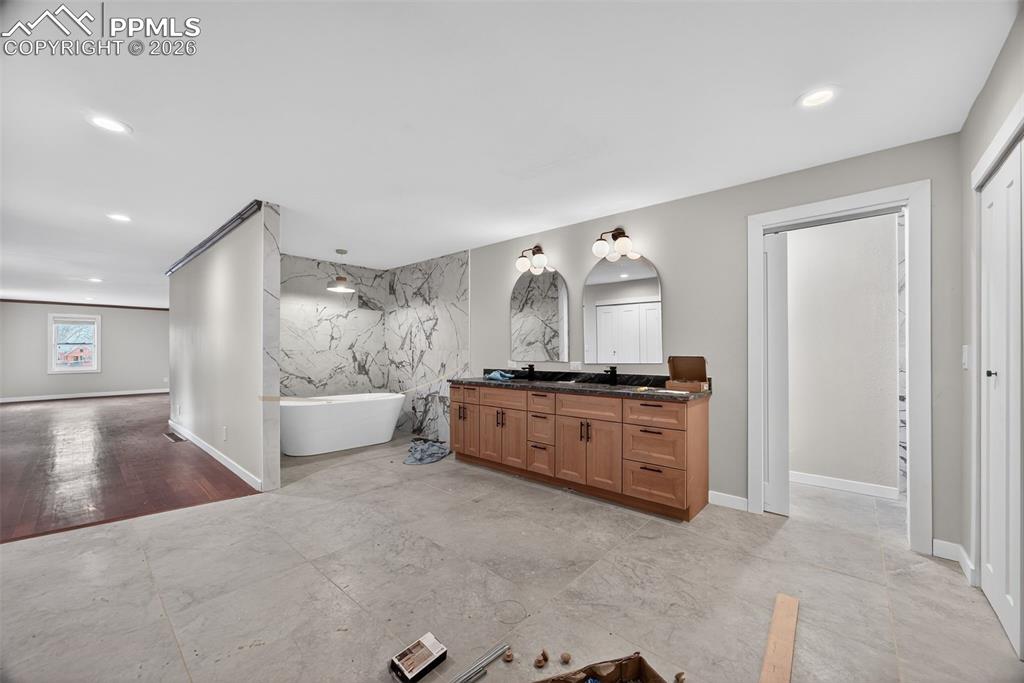 Image 15 of 50: Bathroom