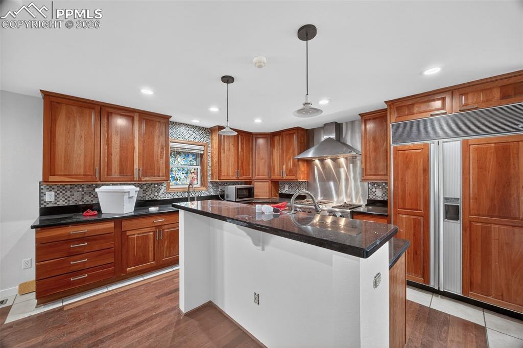 Image 22 of 50: Kitchen