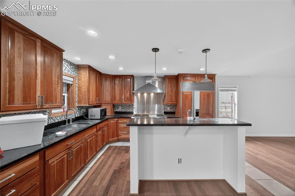 Image 23 of 50: Kitchen